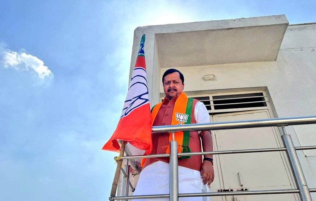 आज भारतीय जनता पार्टी के स्थापना दिवस के अवसर पर, अपने निवास स्थान पर पार्टी का झंडा लहराकर नमन किया।