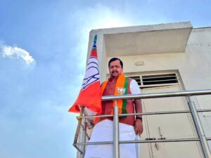 आज भारतीय जनता पार्टी के स्थापना दिवस के अवसर पर, अपने निवास स्थान पर पार्टी का झंडा लहराकर नमन किया।