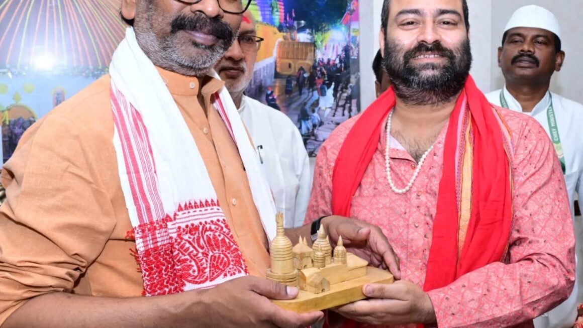 झारखंड के मुख्यमंत्री हेमंत सोरेन असम में मां कामाख्या के पावन धाम में आज पूजा-अर्चना कर सभी के सुख, समृद्धि, शांति, उत्तम स्वास्थ्य, उन्नति और उज्ज्वल भविष्य की कामना की।