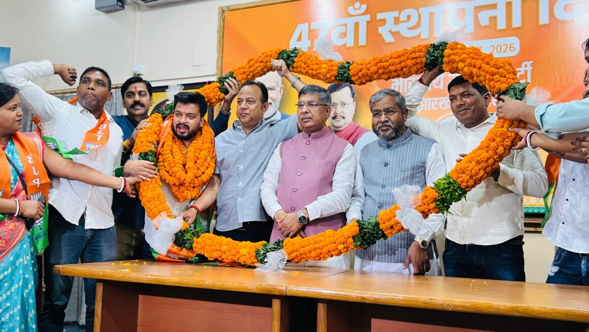 सुमित साहू अपने सैकड़ो समर्थकों के साथ भारतीय जनता पार्टी का दामन थामा।