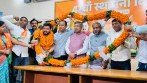 सुमित साहू अपने सैकड़ो समर्थकों के साथ भारतीय जनता पार्टी का दामन थामा।